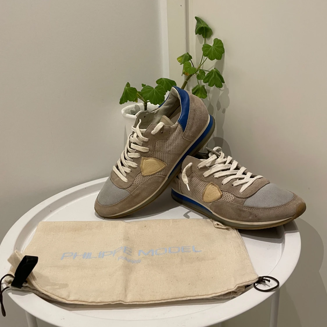 Philippe Model sneakers i beige och blå