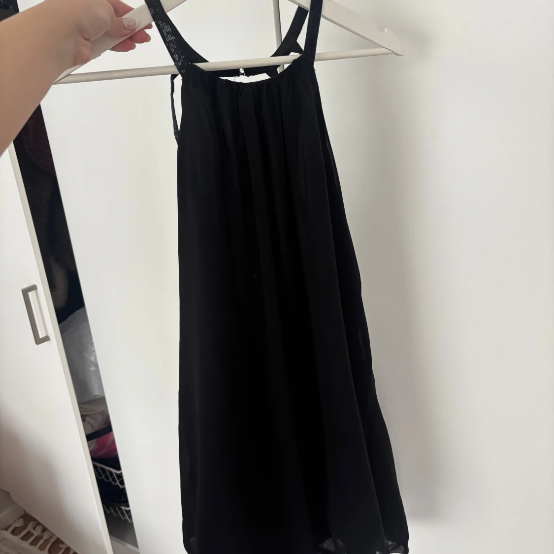 Svart halterneckklänning - 1