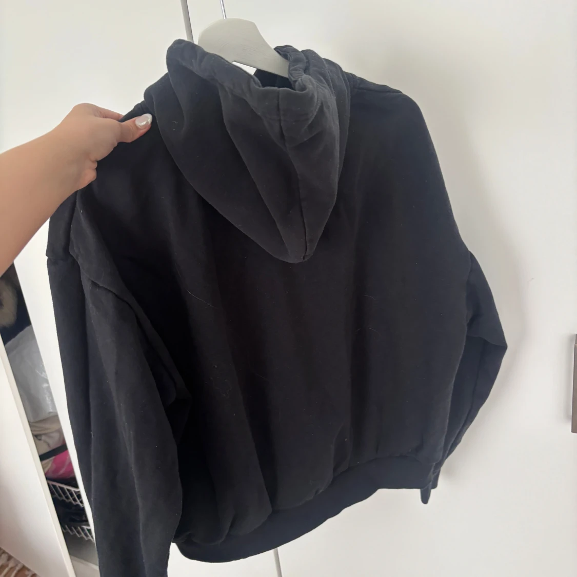 Svart hoodie med luva - 3