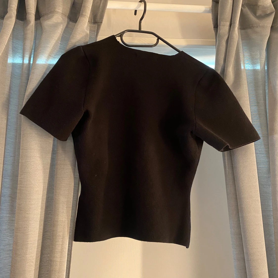 Svart kortärmad topp med knappar från Gina Tricot - 2