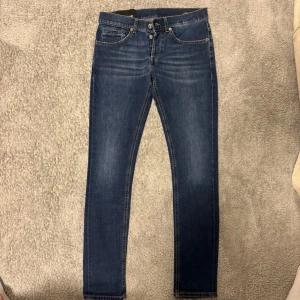 Dondup George jeans  - Dondup George jeans, storlek 30. Modell George. Skick 10/10. Nypris 3599. Vårt pris endast 1099kr.☺️