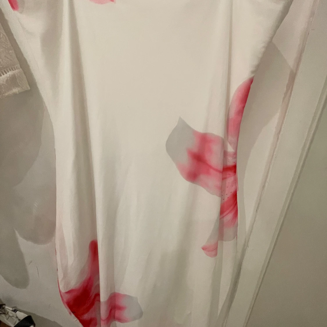 Vit långklänning med rosa blommor - 3