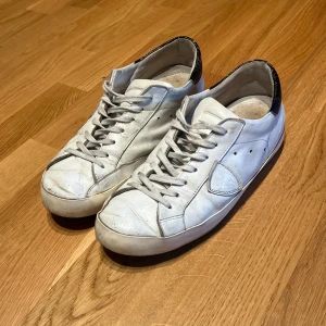 Philippe model skor - Säljer ett par Philippe model skor. Storlek 43. Skicket och defekter finns på bilderna och därav priset, skriv i dm vid frågor!