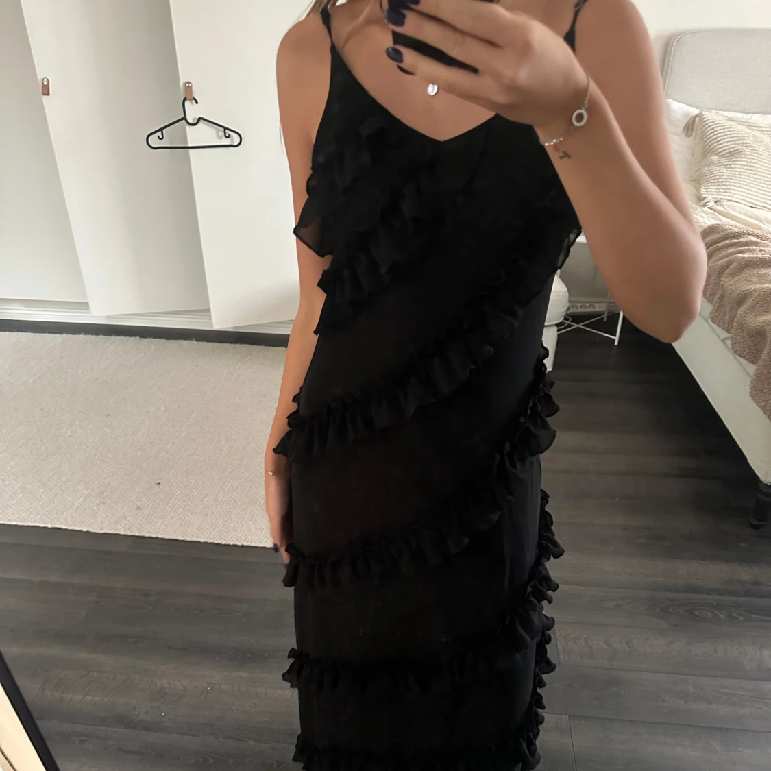 Svart långklänning med volanger