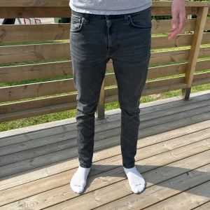Nudie jeans lean dean - Riktigt sköna nudie jeans i modellen lean dean som enligt mig är skönaste modellen | säljer då de är för små (jag är 192cm 80kg) | inga defekter av något slag | tveka inte att kontakta vid ytterligare frågor och funderingar🤝