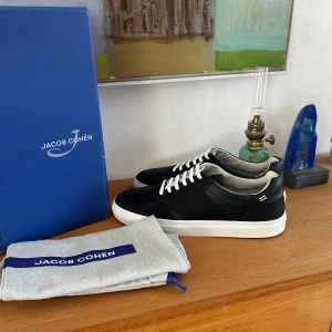 !NYA! Skor från Jacob Cohën  - Tja! Säljer dessa eftertraktade sneakers från Jacob Cohën med vita snören. Helt nya!!!Skorna har en minimalistisk design med diskret logga på sidan och är perfekta för en clean look. Tillverkade italienskt skinn! Nypris 6000! Sjukt svåra att få tag på..🍾