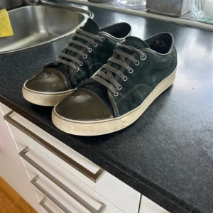 Lanvin - Lanvins i storlek 43. Fint skick ändå Captoe är i bra skick och sulan är hel skickad snabbt och dom är såklart äkta