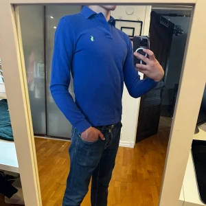 Långärmad piké från Ralph Lauren - • Nu säljs en långärmad Ralph lauren piké 👕 • Storleken är Smal och modellen ”slim fit” 📏 • Nypris är ca 1500kr men säljs för 299kr !🤯 • Hör av dig vid minsta lilla fundering 🤔💭 • Kolla gärna in profilen för andra schyssta plagg som raffe skjortor, replay jeans, Jacob cohen jeans, Dondups och Lanvins 🤝🤝