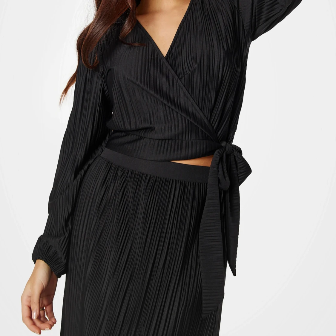 Svart omlottklänning med plissering - 1