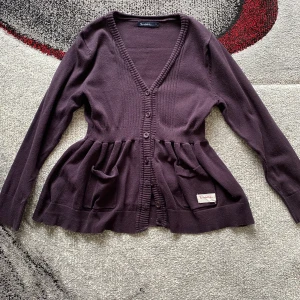 Mörklila kofta från Bondelid - Helt ny jättefin mörklila kofta från Bondelid med         v -ringning. Koftan är mjuk och känns jätte bekväm. Materialet är 70% bomul och 30% nylon.              Perfekt för lager-på-lager och enkel att matcha med olika outfits. Endast provat på en gång. Säljer för att det inte riktigt är min stil längre💕