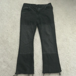 Svarta jeans  - Säljer ett par skitsnygga svarta jeans med raka ben. Jeansen har patchade detaljer över knäna och klassisk femficksdesign med dragkedja och knapp. De är helt slutsålda och säljs inte längre. Säljer på grund av att jag behöver rensa min garderob. De är sparsamt använda och i nytt skick. Kom gärna med prisförslag.