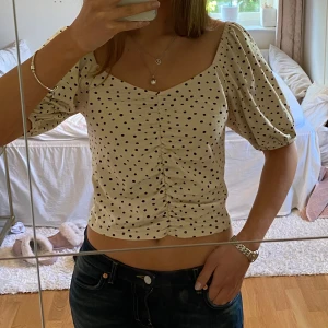 Prickig topp med puffärm - Går o ha off should. Ljusbeige/offwhite