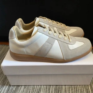 Maison margiela skor - Såljer ett par snygga Maison margiela skor i mycket bra skick!