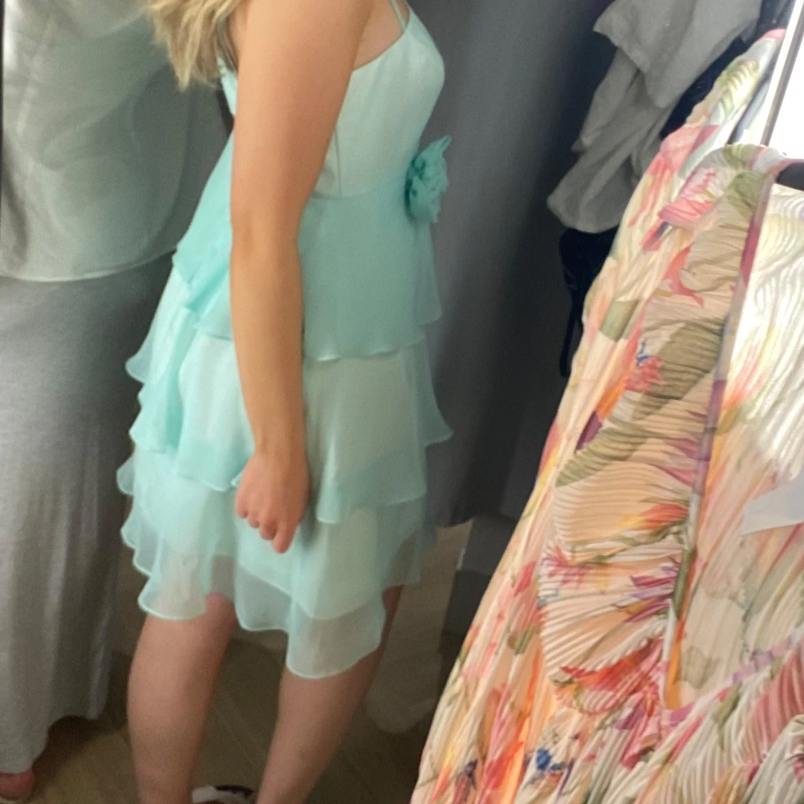 Ljusblå volangklänning med blomdetalj - 2