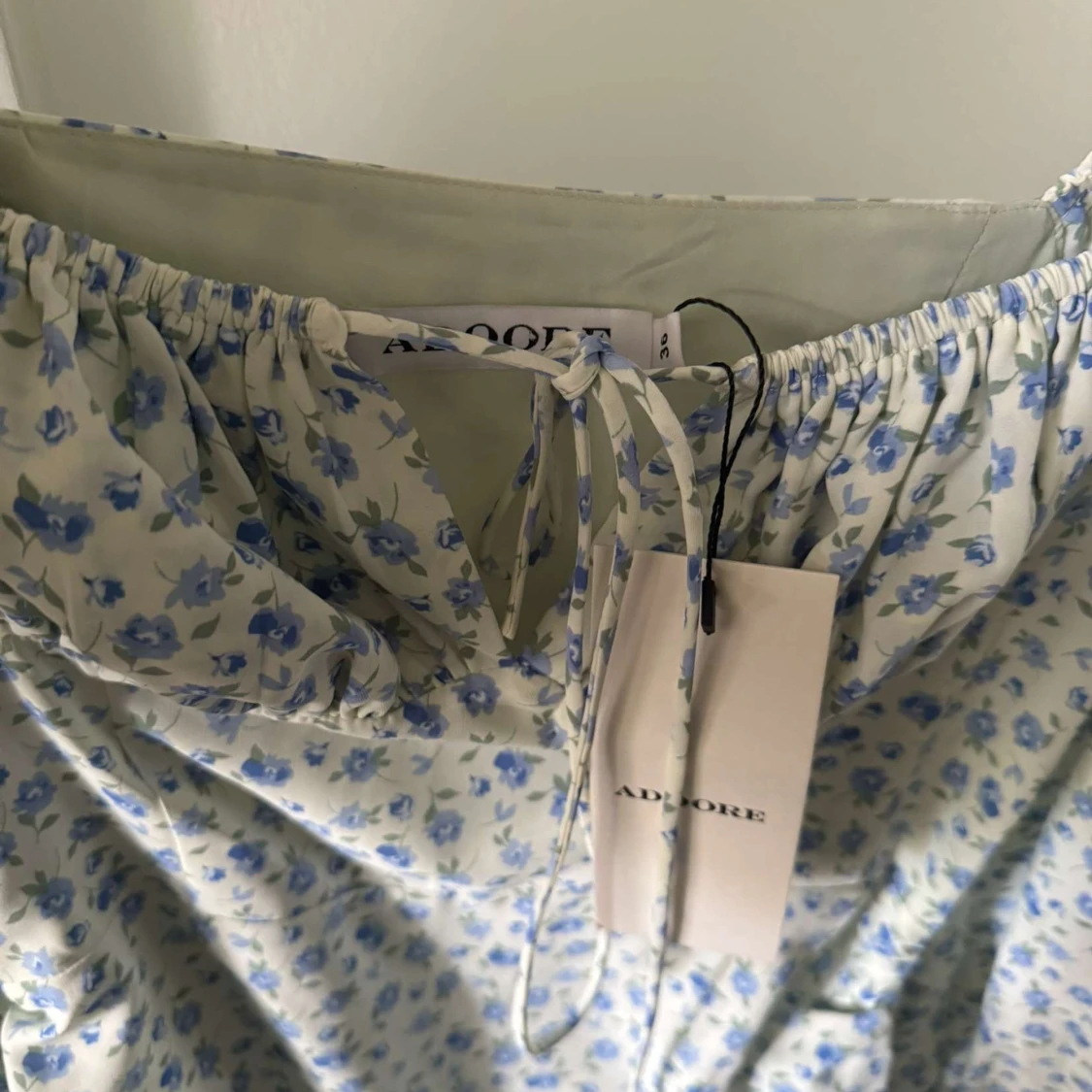 Blommig långärmad klänning från Adlore - 1