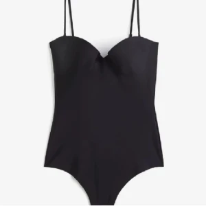 Body - Säljer denna jättefina body från h&m i storlek 80C, passar mig som har S- xs. Jättefint skick och perfekt till sommaren❤️priset kan diskuteras och tveka inte att skriva för fler bilder