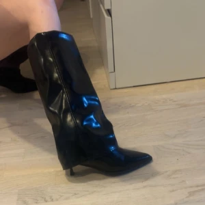 Fold over boots med låg klack - Säljer ett par svarta fold over boots med låg klack så jätte sköna att gå i. Aldrig använda då jag har ett annat par. Dem är i storlek 38 