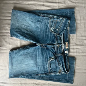 lågmidjade utsvängda jeans - lågmidjade replay jeans, säljer för dom inte passar mig så kan inte skicka bild med dem på. skriv för mått
