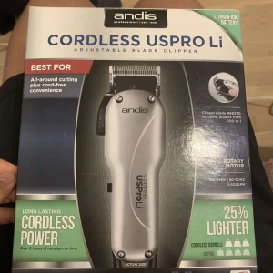 Andis Cordless USPro Li hårtrimmer - Säljer en silverfärgad Andis Cordless USPro Li hårtrimmer med justerbart blad. Trimmern är sladdlös och laddningsbar, med flera medföljande kammar och laddare. Använt denna ett fåtal gånger och säljer den då jag har andra maskiner. 