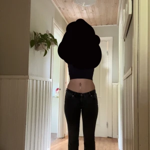 Svarta/gråa low waist bootcut jeans - Säljer ett par svarta/gråa lågmidjade bootcut jeans från lager 157. Jag är 160-170 lång och de har blivit försmå därför säljer jag dom. De är köpta i julas men bara änvända 3 gånger pga att dom är försmå. De är väldigt stretchiga i låren samt i midjan. Tror storleken är i xs/s. Hör av er vid intresse, svarar gärna på frågor❤️