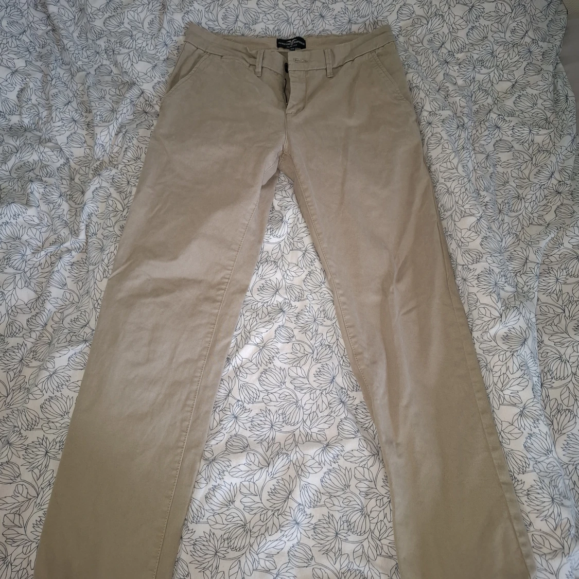 Beiga chinos från Hampton Republic