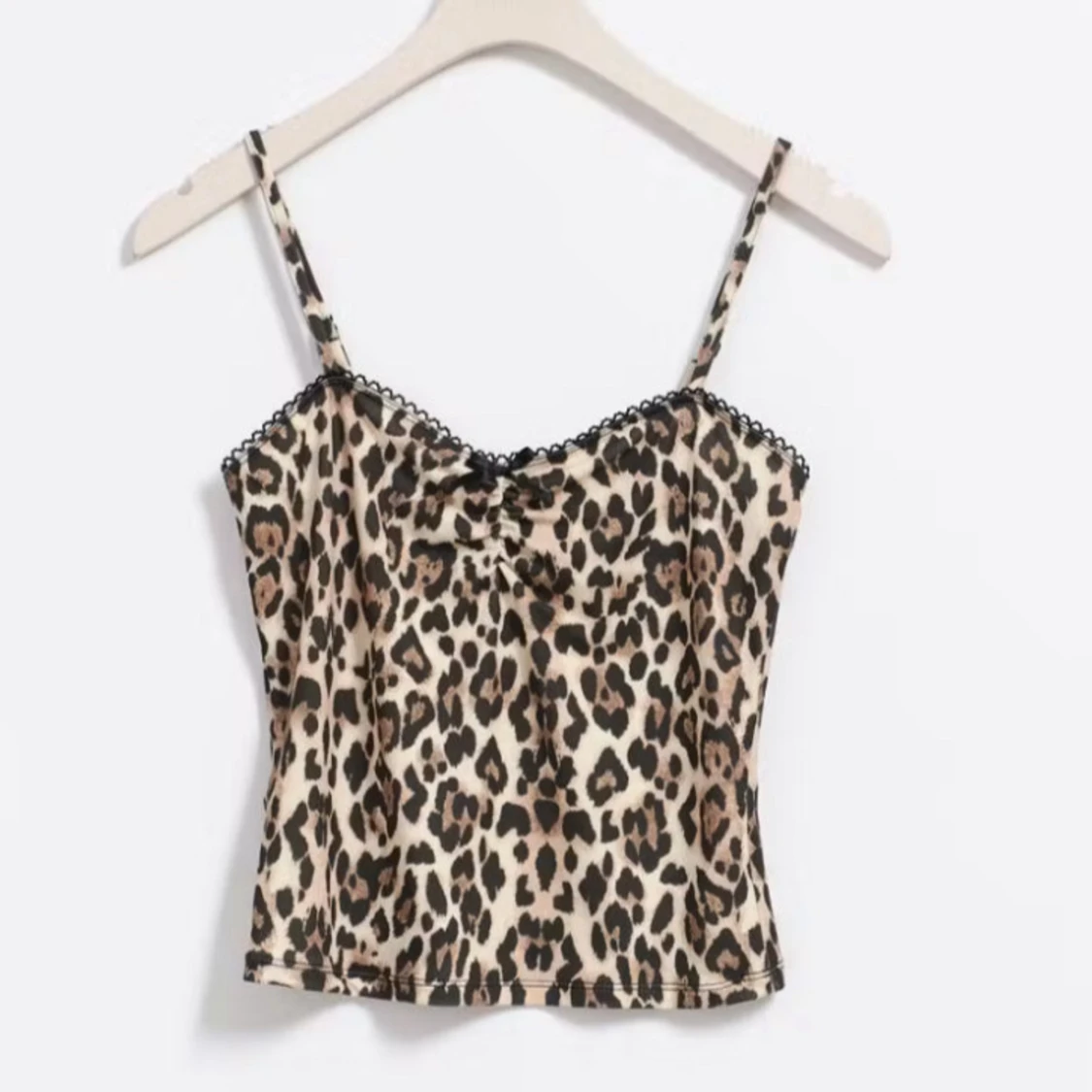 Leopardmönstrad linnetopp med spetsdetalj