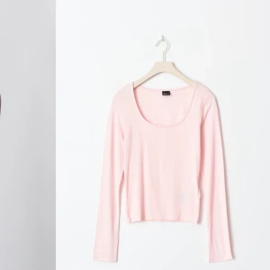 Ljusrosa topp med slits i ärmen  - Säljer min ljusrosa topp då den inte kommit till användning 