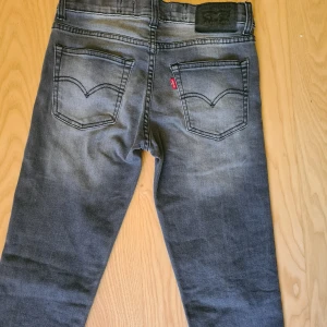 Levis 510 skinny jeans - Säljer ett par gråa Levis 510 skinny jeans i fint begagnat skick. Jeansen har en smal passform och är tillverkade i stretchig denim. 
