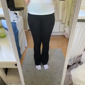 Flared thigts - Flared thigts ifrån lager 157 i storlek S. Lappen är bortklipt men bra skick. 