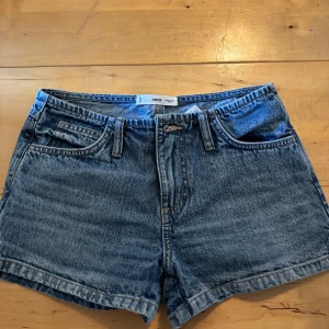 Blå jeansshorts från mango - Blå jeansshorts från mango i storlek 34. Har inga tecken på användning, perfekt till sommarnn☀️