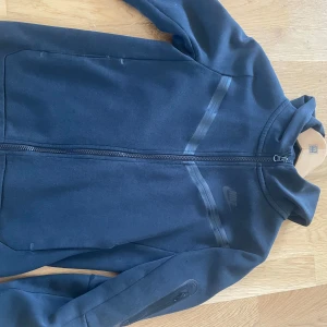 Svart zip-kofta från Nike - Säljer en svart Nike-Tech, storlek 147-158 Cm. 