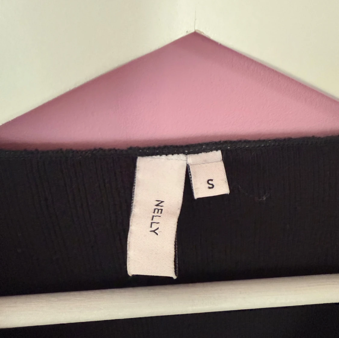 Svart ribbad knyttröja från Nelly - 1