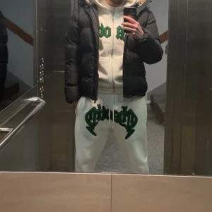Vit hoodie med matchande byxor. Säljer båda tsm  - Köpts nyligen men jag ångrade köpet och har ingen kvitto för att lämna tbx, säljer byxorna o koftan tsm för endast 350 kr