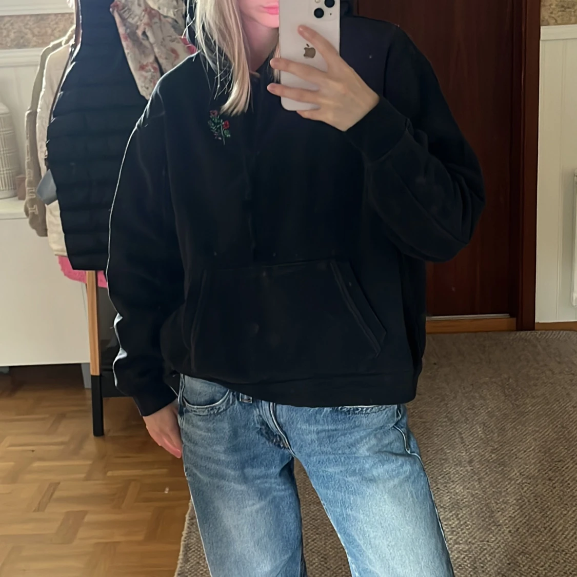 Svart hoodie från Levi's med blommigt broderi - 3