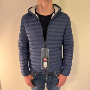 Blå Colmar jacka - HELT NY | Storlek 52/L, lite små i storleken | Allt og ingår. | Nypris: 3600kr | Hör av dig vid frågor eller funderingar!