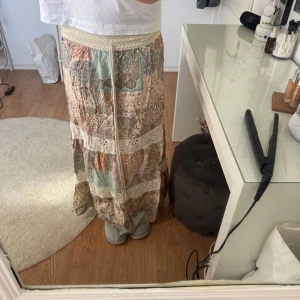 Långkjol med broderad midja - Jättefin långkjol🩷 Säljs pågrund av ingen användning, den har ett hål där uppe men syns ej när man har på sig den🩷 Köpt för 300 kr