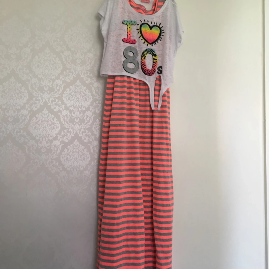 Randig långklänning med 80-tals t-shirt - 4