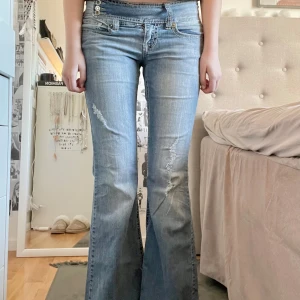 Super lågmidjade flared jeans - Coola lågmidjade jeans med slitningar som ger en vintage look! Storlek 9, motsvarar en S. Mått = midja: 39cm, innerbenslängd: 82cm, från skrevet och upp: 20cm 🩶 