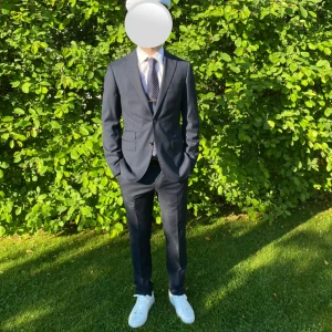 Mörkblå kostym - Mörkblå kostym från Volt, These Glory Days. Storlek 48 i kostymen, storlek 46 i byxorna. Använd 1 gång och i jättefint skick. OBS bilden på byxan fick inte plats, därav saknas den. Skriv privat om du vill ha en till bild på byxorna