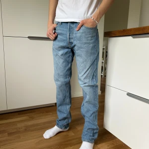 Jack & Jones Chris Jeans - Säljer dessa Jack & Jones Chris jeans – rak passform i färgen ljusblå. Jeansen har klassisk design med fem fickor och knappgylf. Ordinarie pris: 599 kr