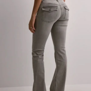 Low waist bootcut jeans- Nelly - Jätte snygga slutsålda bootcut jeans från Nelly!! Fint skick säljer pga att de är för små. Har av er vid frågor annars tryck gärna på köp nu!💗