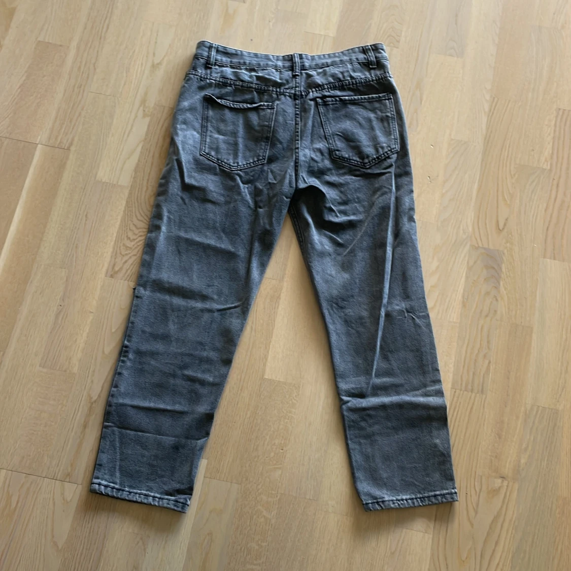 Två par jeans i grå och svart - 1