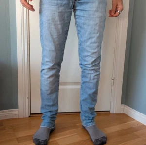 Ljusblå slim fit jeans från Jack & Jones - Säljer ett par ljusblå slim fit jeans från Jack & Jones. Jeansen har klassisk femficksdesign, dragkedjegylf och snygga kontrastsömmar. Perfekta för dig som gillar en smal passform och stilren look.