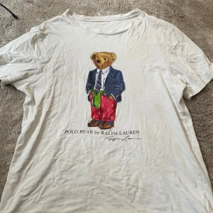 Vit t-shirt med Polo Bear från Ralph Lauren - Vit t-shirt från Ralph Lauren helt okej skick storlek S