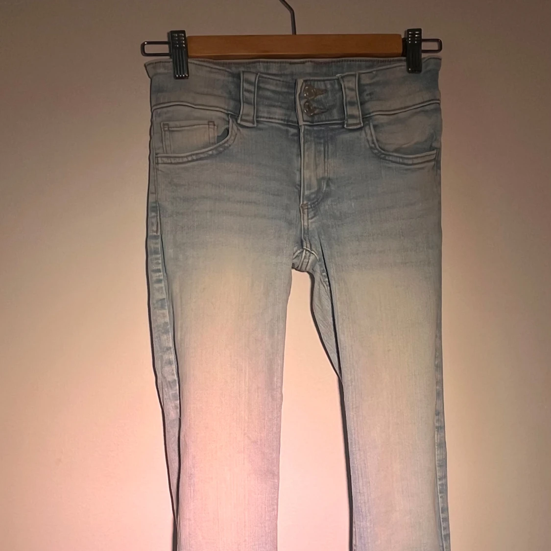 Ljusblå jeans med normal passform