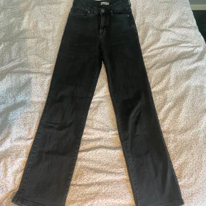 Svarta raka jeans - Säljer ett par svarta jeans med rak passform. Jeansen har hög midja och stängs med dragkedja och knapp💓