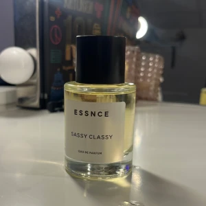 Sassy Classy Eau de Parfum från ESSNCE - Sassy Classy är en parfym från ESSNCE, perfekt för dig som gillar eleganta och moderna dofter. Testat endast en gång men gillade inte hur doften var på mig. Nypris 360kr. Bara att höra av sig vid frågor💗