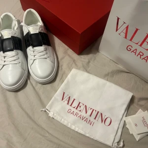 Helt NY Valentino Open Black 43  - Valentino stockaryd Open EU 43 Black Svart , vit låda kommer med och skorna! Passar dig mellan 41-43.5. Absolut helt nya. Aldrig använda förut. Skriv vid fler frågor eller funderingar 😎;D (1 1)