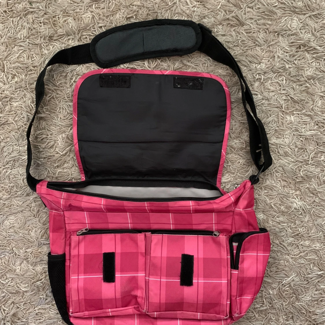 Rutig rosa axelväska med flera fack - 2