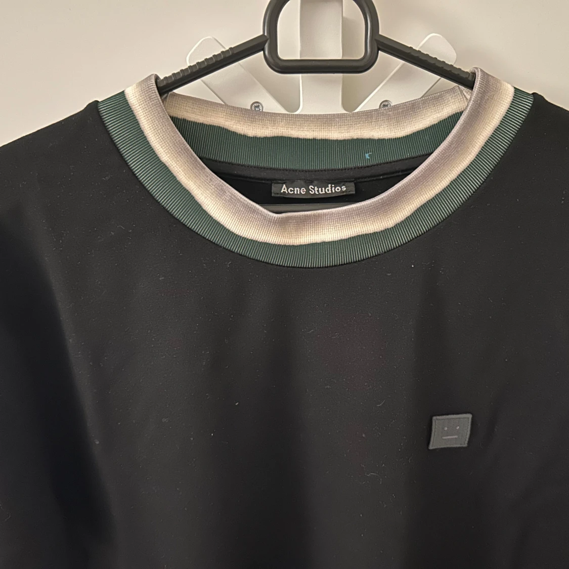 Acne studios Svart t-shirt med kontrastkrage - 1